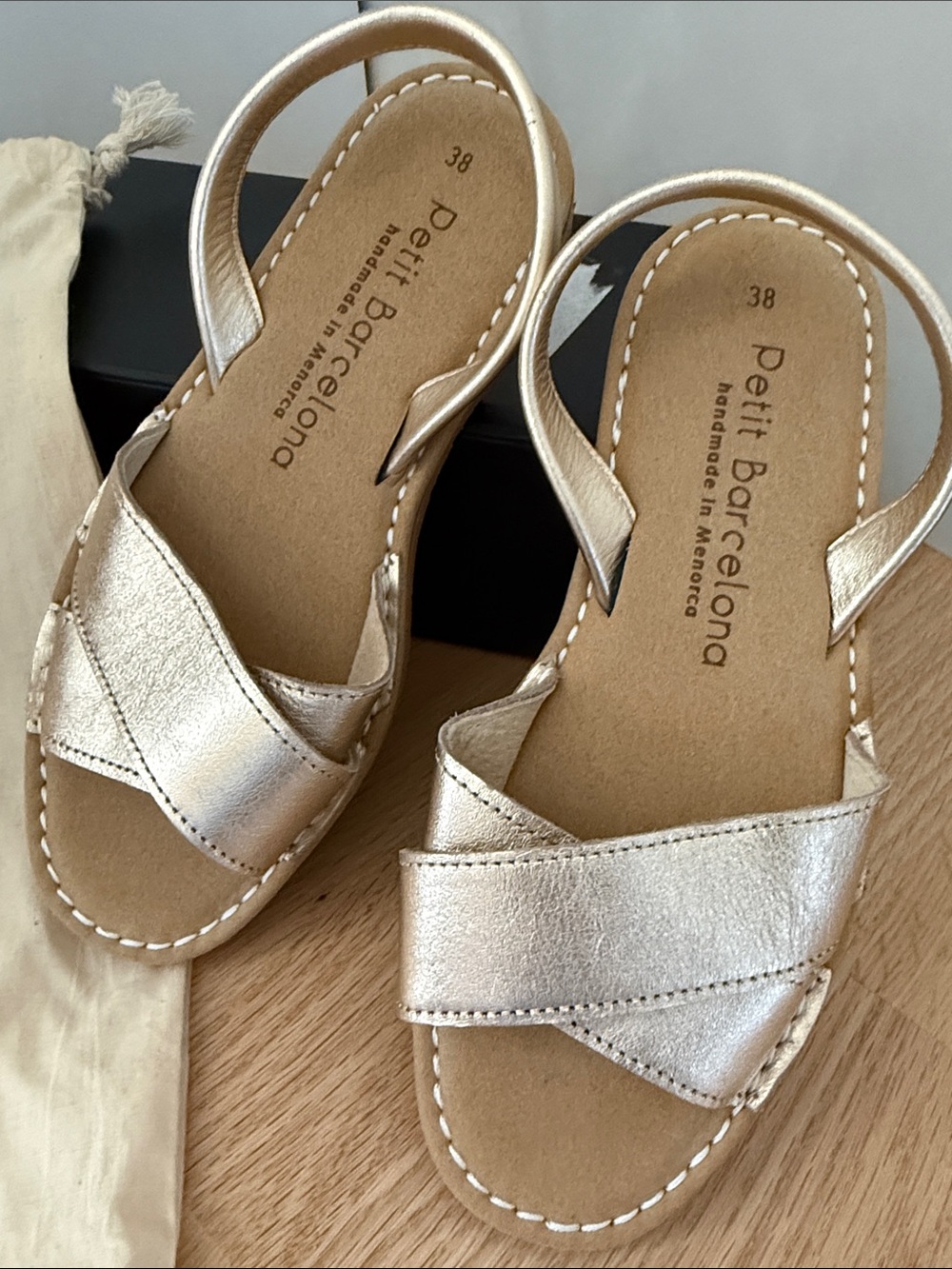NWOT Petit Barcelona Cross Over Flat Avarcas Sandals Metallic Champagne (Padded)